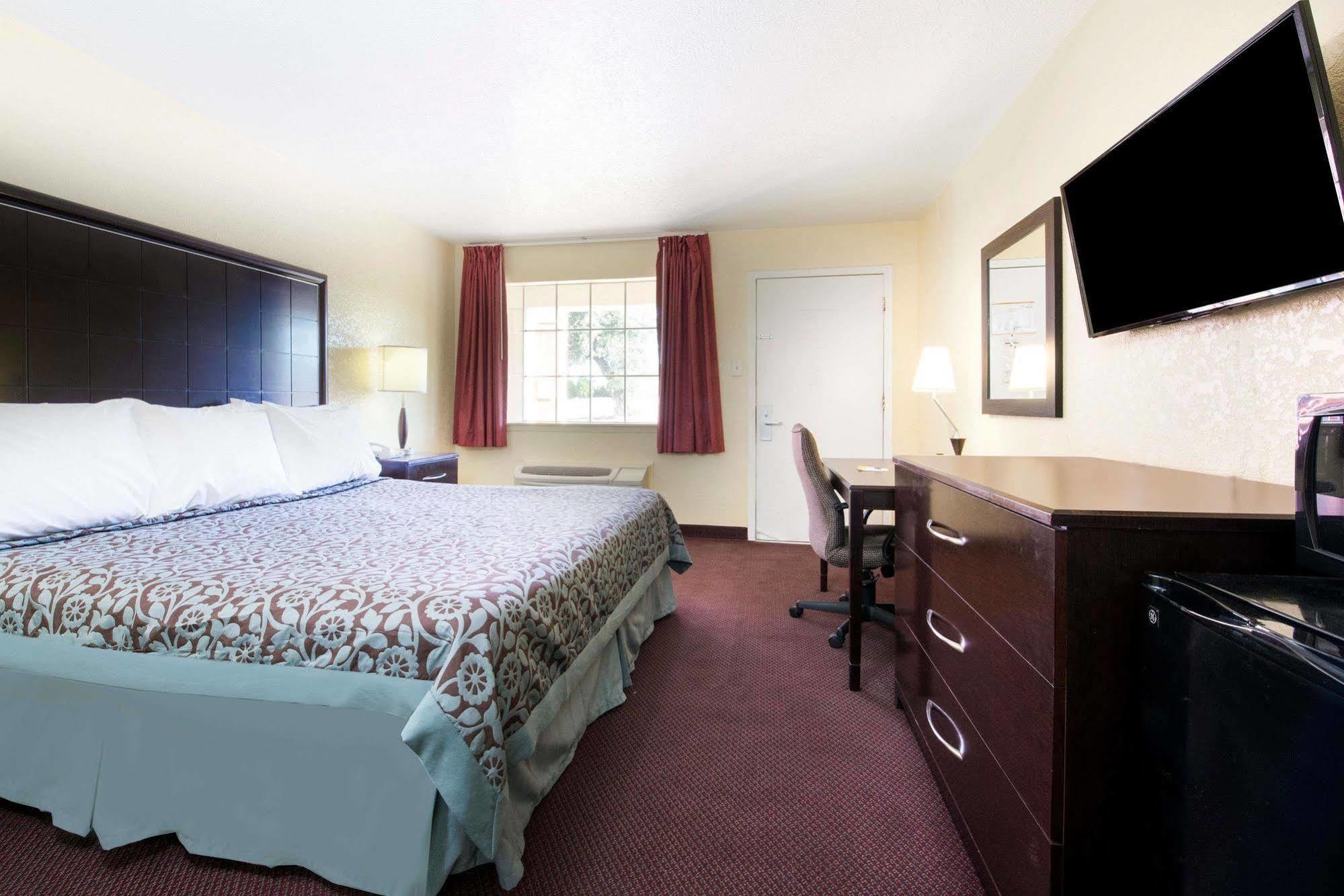 Days Inn By Wyndham Eastland Экстерьер фото
