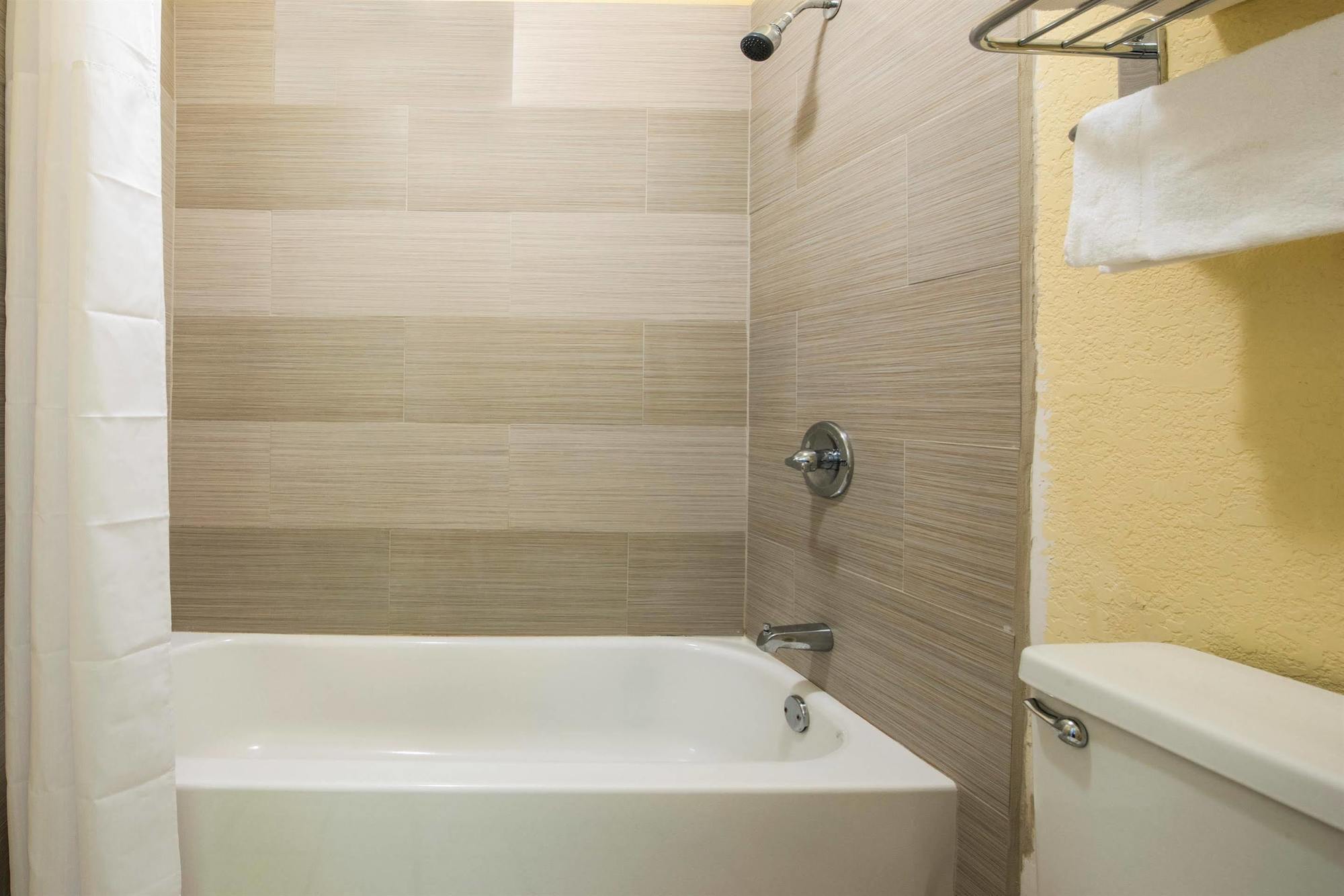 Days Inn By Wyndham Eastland Экстерьер фото