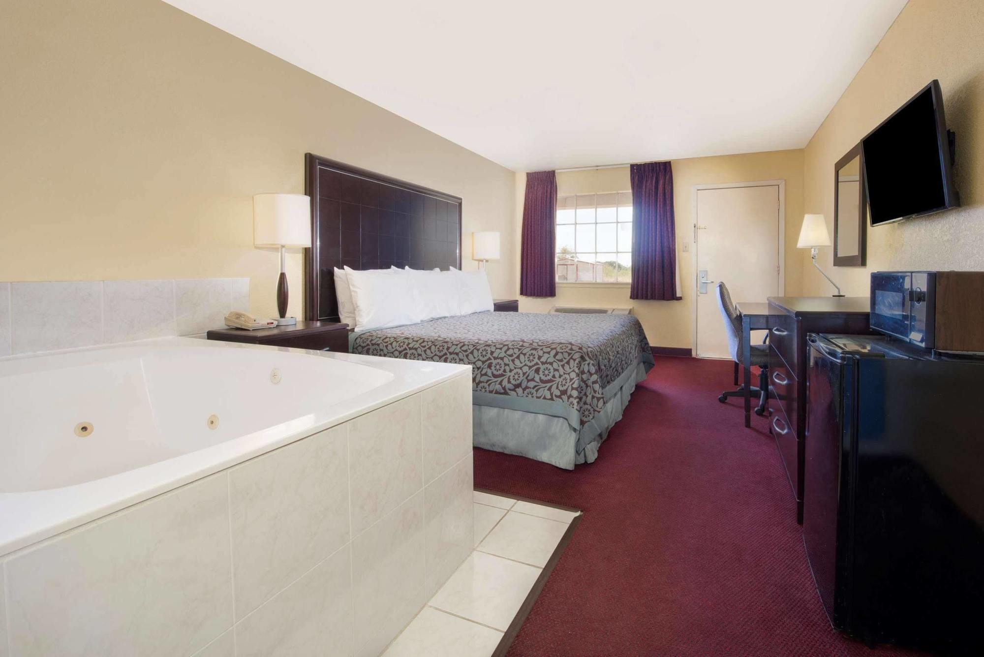 Days Inn By Wyndham Eastland Экстерьер фото