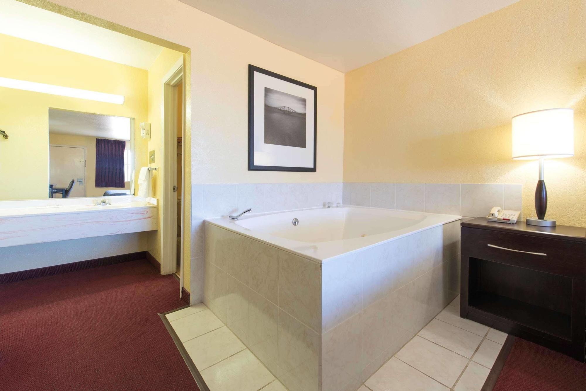 Days Inn By Wyndham Eastland Экстерьер фото