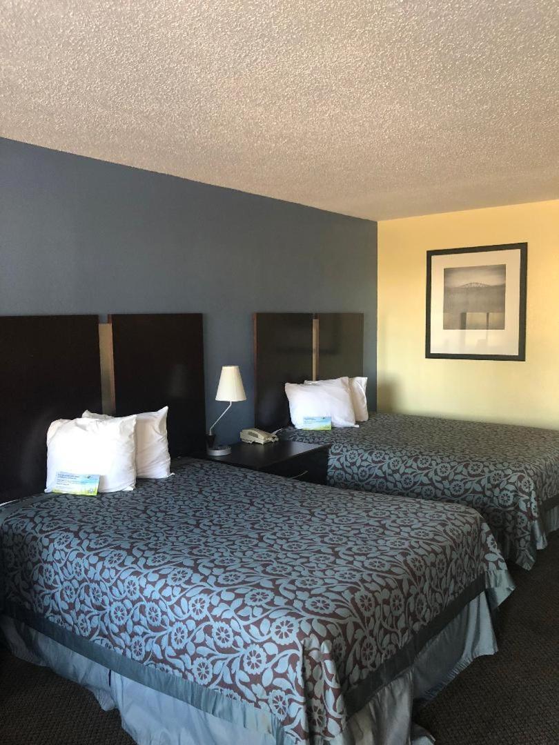 Days Inn By Wyndham Eastland Экстерьер фото