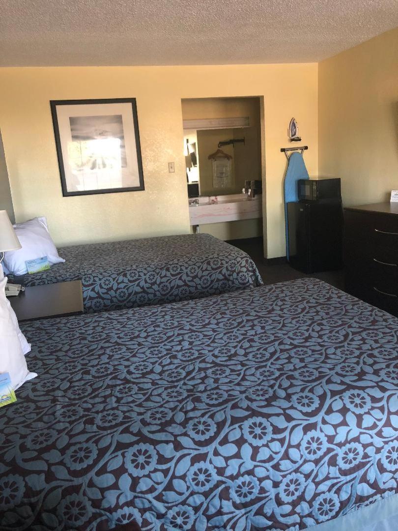 Days Inn By Wyndham Eastland Экстерьер фото