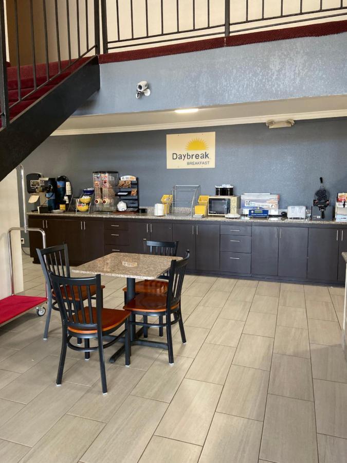 Days Inn By Wyndham Eastland Экстерьер фото